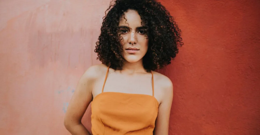 découvrez les meilleures coupes pour cheveux bouclés, adaptées à tous les types de boucles pour sublimer votre coiffure naturelle.