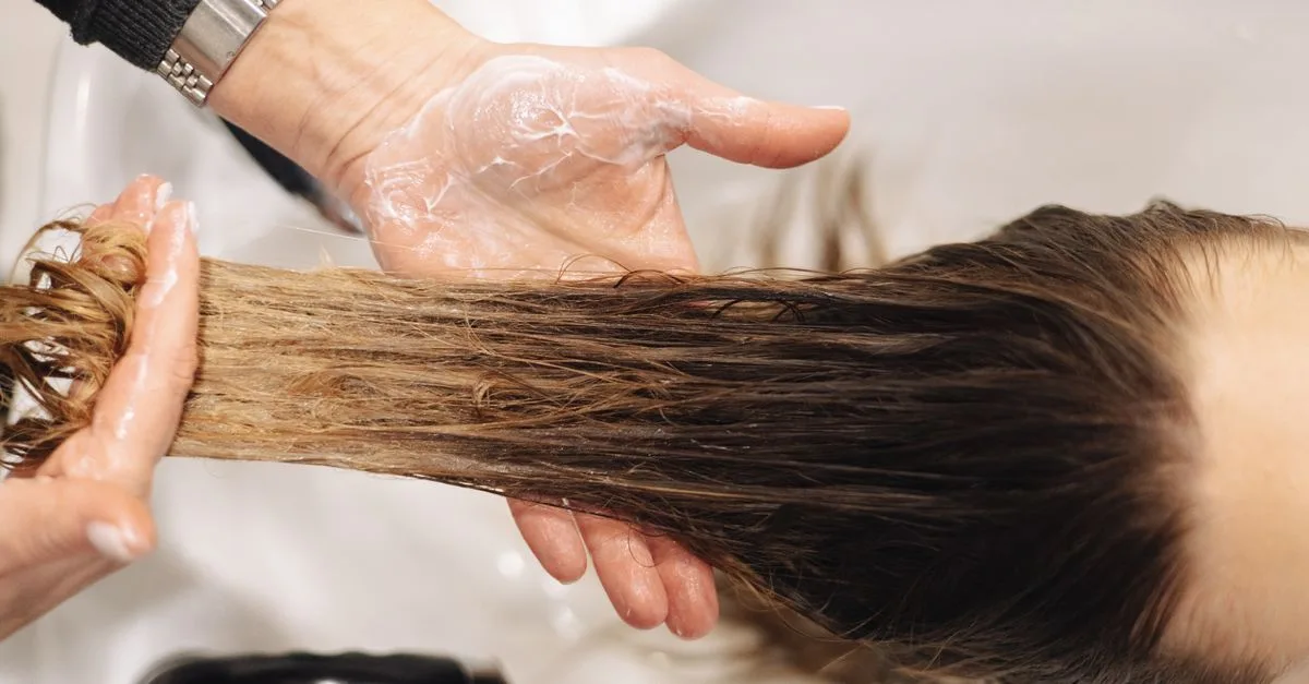 conseils et produits essentiels pour des soins capillaires naturels, efficaces et adaptés à tous types de cheveux.