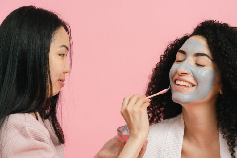 Femme appliquant un masque sur les longueurs de ses cheveux